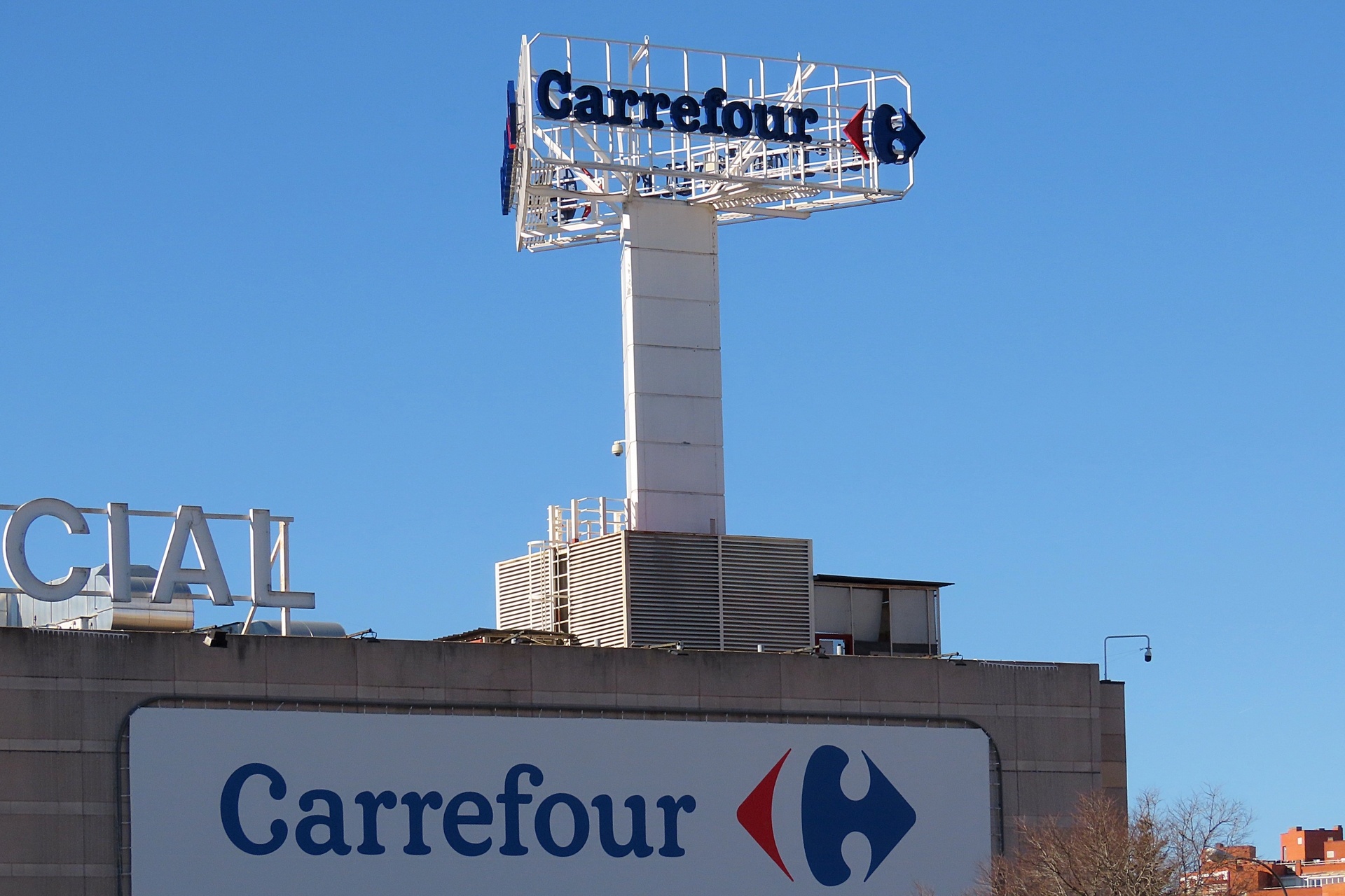 Carrefour na Espanha: Queda em Hipermercados e Sucesso em Supeco