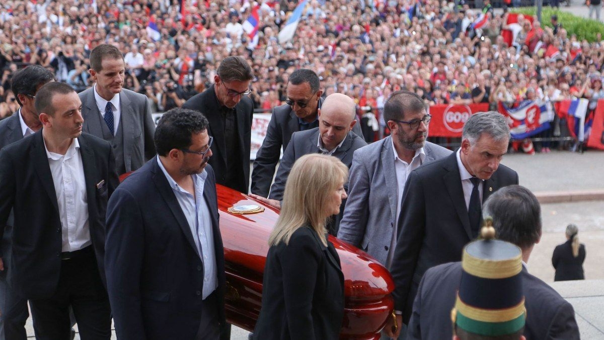 Mundo se despede de José Pepe Mujica em velório emocionante