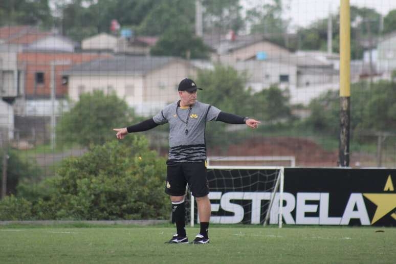 Sem ser anunciado pelo Criciúma, volante Higor Meritão já treina com elenco