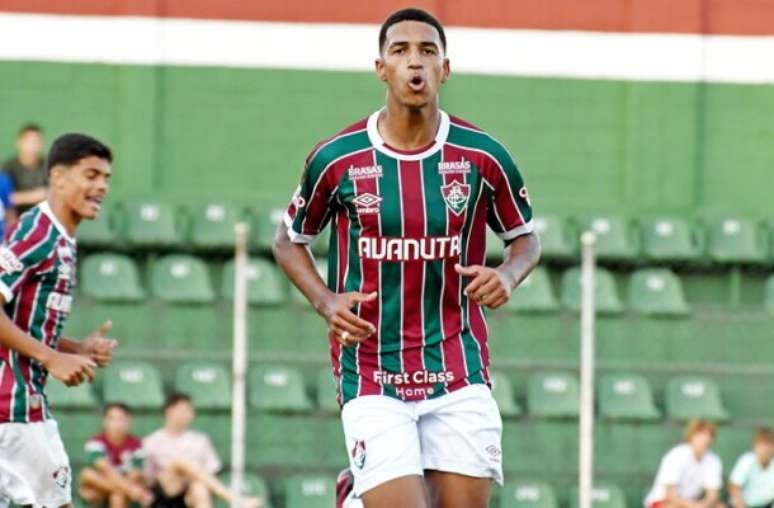 Fluminense renova contrato do atacante Kauã Elias