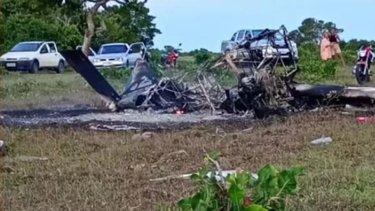 Avião de pequeno porte cai e deixa mortos na Bahia