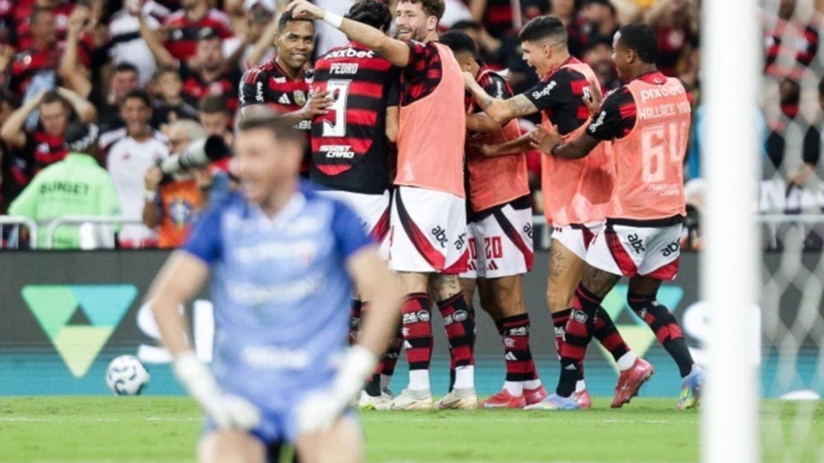 Flamengo goleia o Fortaleza e lidera o Brasileirão