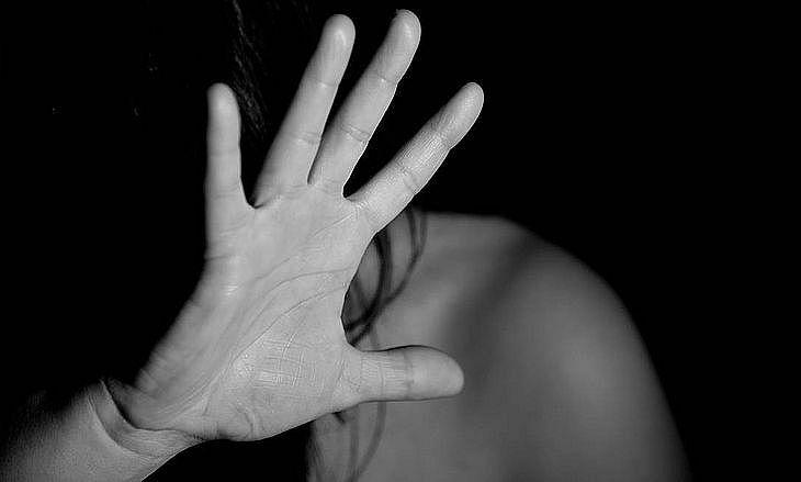 Adolescente foge após ser vítima de violência e suspeito é localizado bebendo com familiares