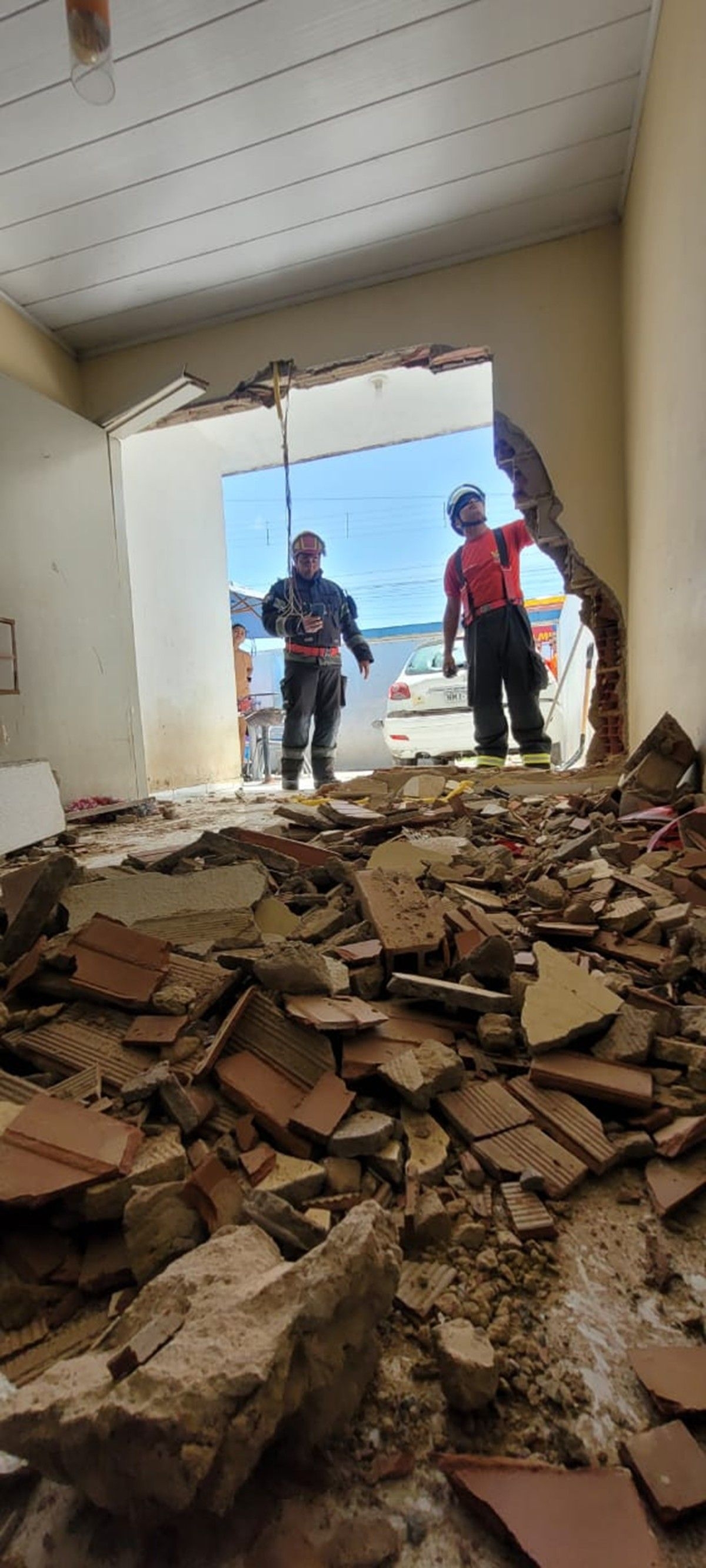 Jovem perde controle de carro e invade casa em Alagoas