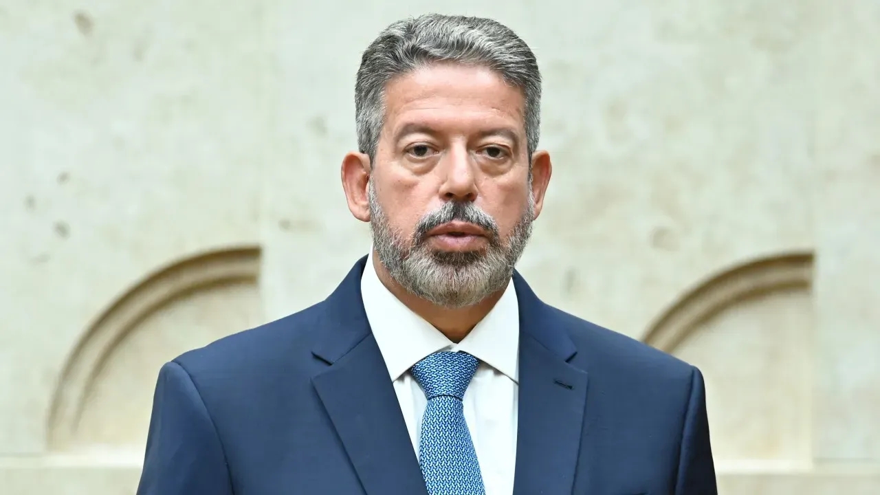 Lira destaca papel positivo ao governo Lula durante ato do IR