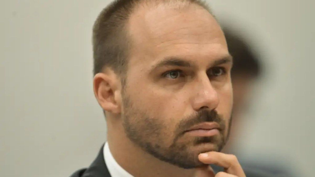 Eduardo Bolsonaro envia vídeos ao pai em prisão domiciliar