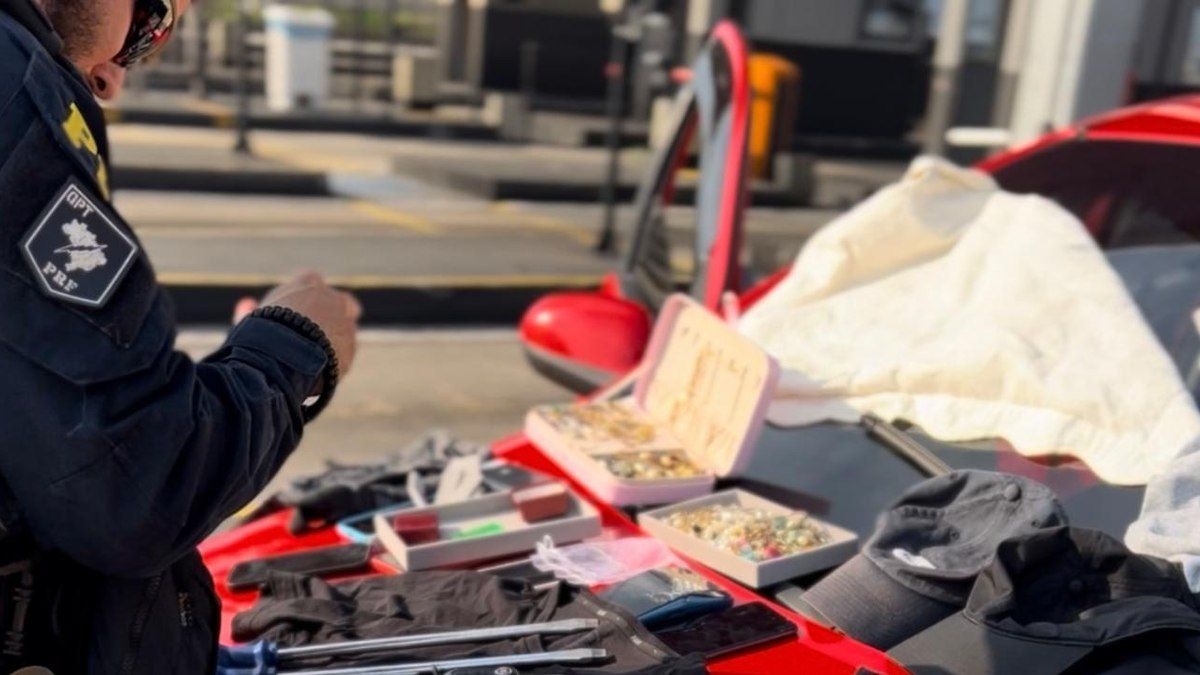 Cinco homens são presos na Dutra por furto de joias