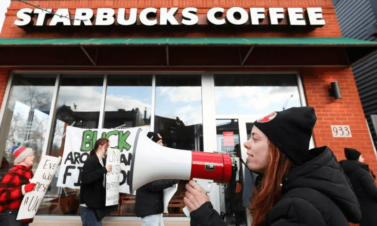 Starbucks enfrenta greve em centenas de lojas nos EUA