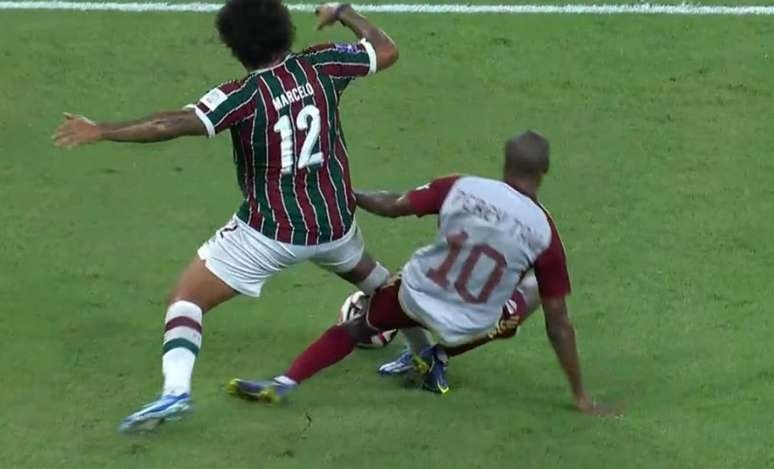 Foi pênalti? Comentarista de arbitragem analisa polêmica em Fluminense x Al Ahly