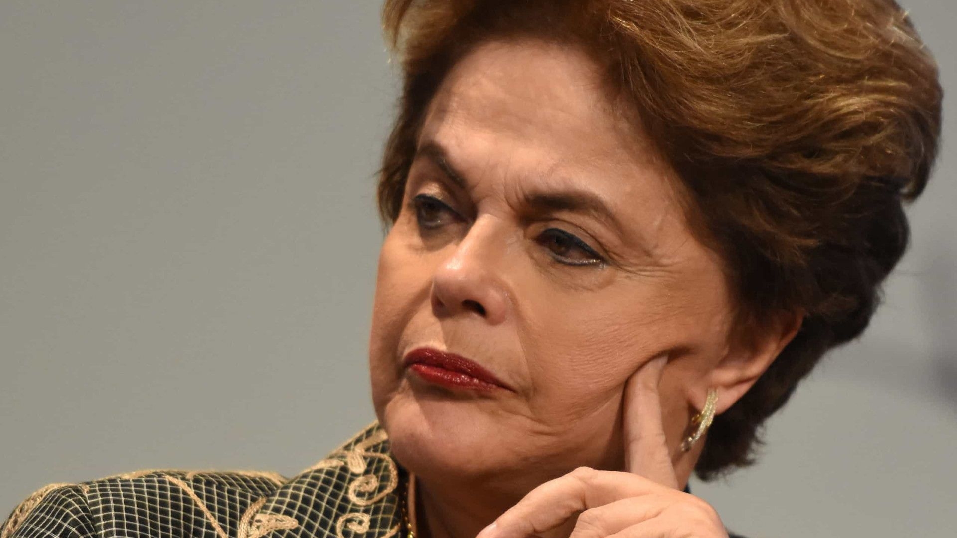 Dilma ao ser questionada por viagem: 'Sou presidente de banco, querida'