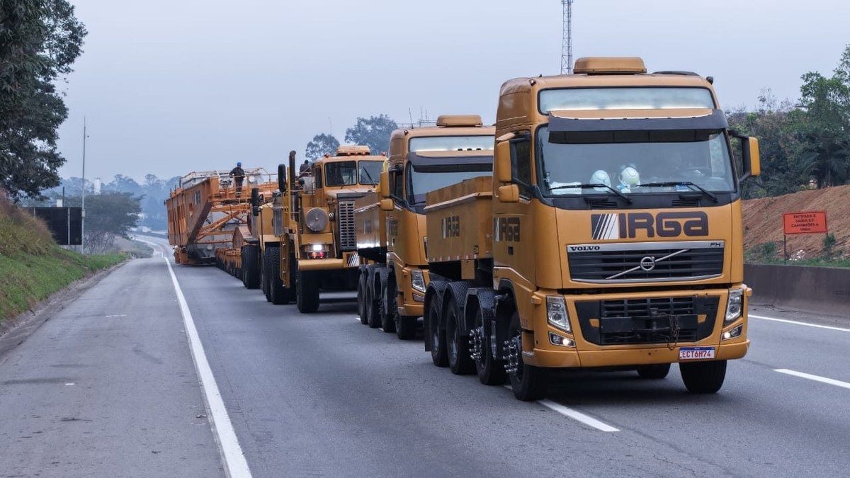 Carga especial avança pela Dutra com segurança