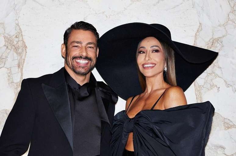 Sabrina Sato e Cauã Reymond flertam e quase se beijam em premiação