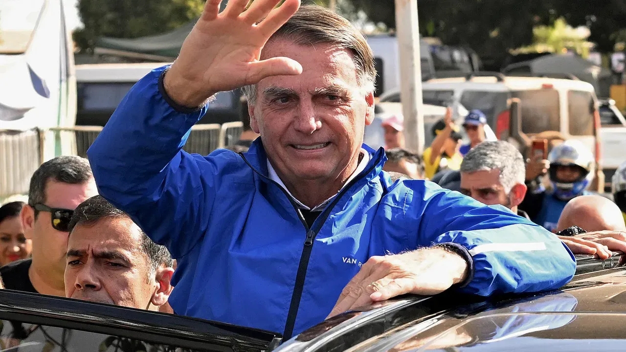 Bolsonaro realiza cirurgia de hérnia; estado é estável