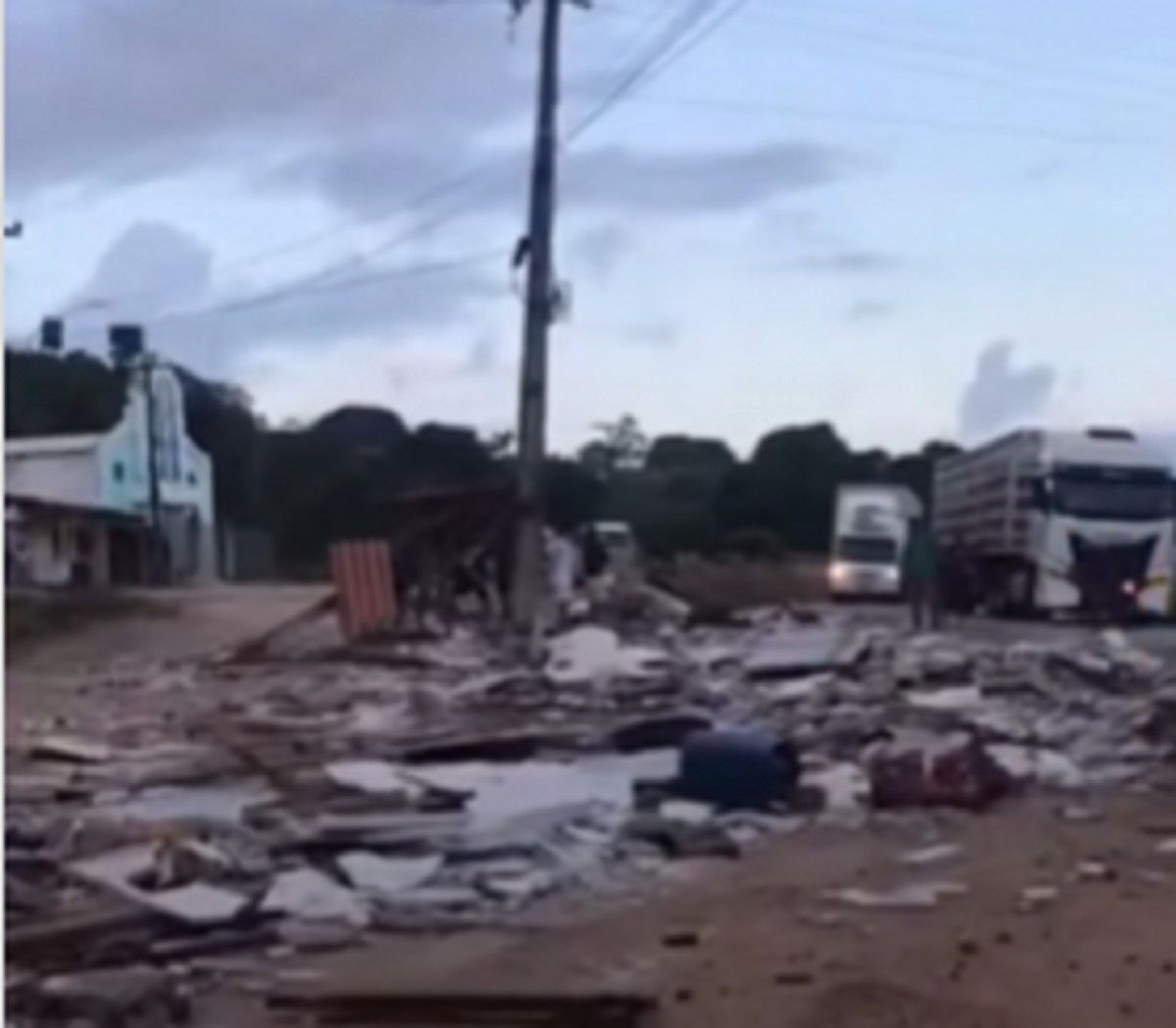 Acidente com carreta em ponto de ônibus deixa feridos
