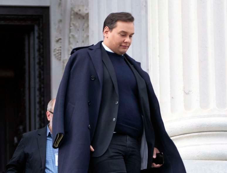 Filho de brasileiros, George Santos é cassado pela Câmara dos Deputados dos EUA