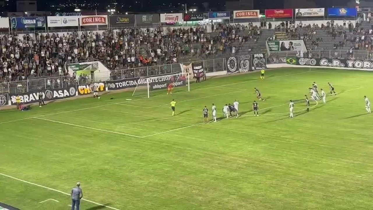 Alex Bruno se aproxima da artilharia histórica do ASA