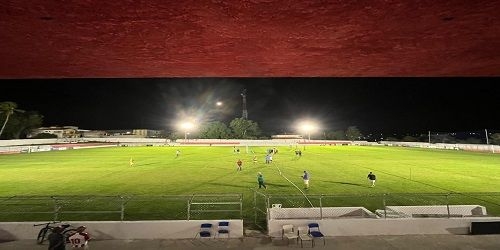 Prefeitura de Penedo conclui instalação de refletores e testa iluminação do Estádio Dr. Alfredo Leahy