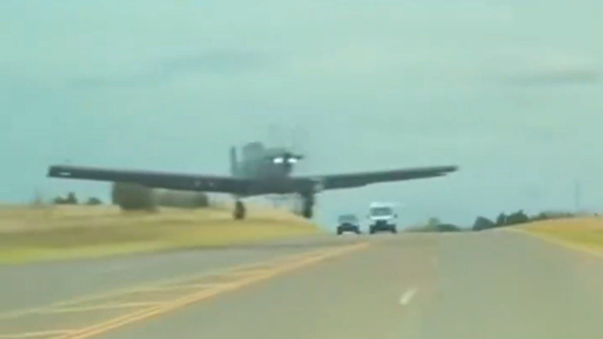 Avião militar quase colide com Tesla em rodovia