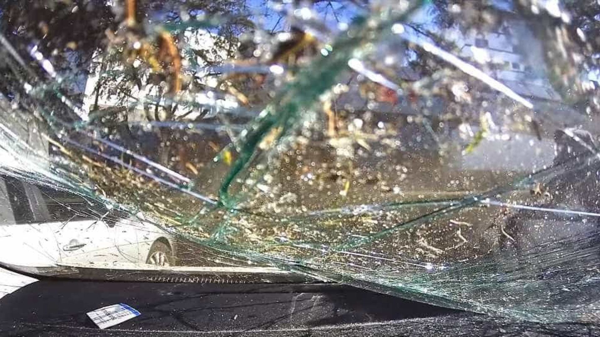 Avô tenta estacionar carro e atropela neta, companheira e garçom em bar