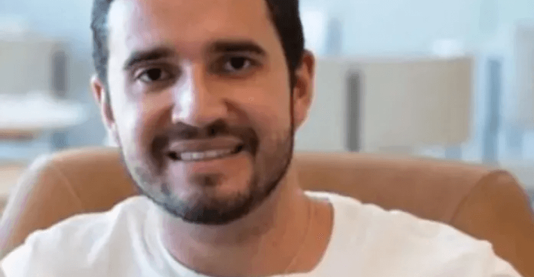 Amigos e familiares se despedem de empresário achado morto em praia de AL