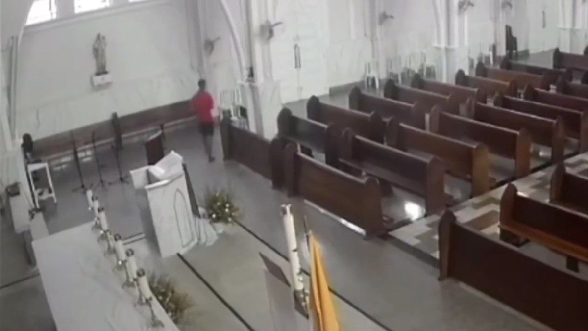 Homem furta igreja antes de missa no Rio de Janeiro