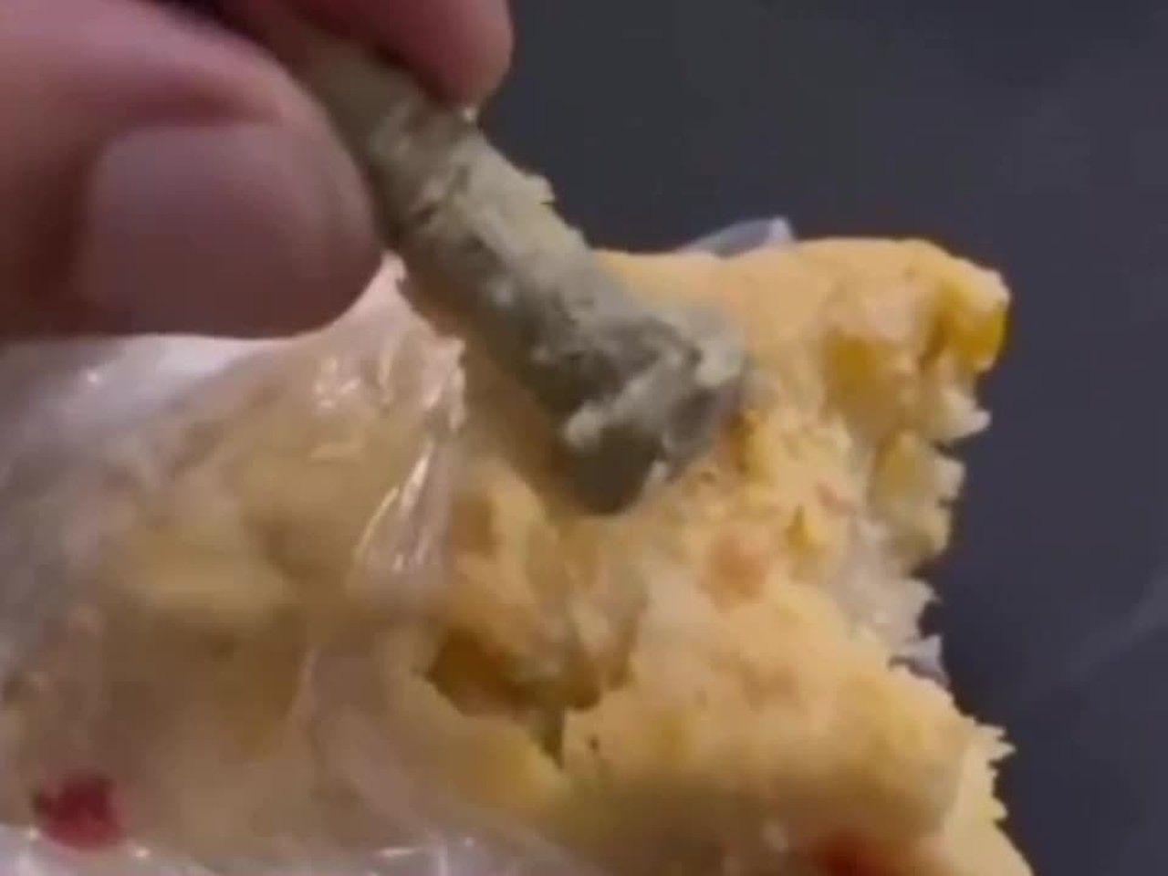 Estudante encontra parafuso em alimento servido na Ufal