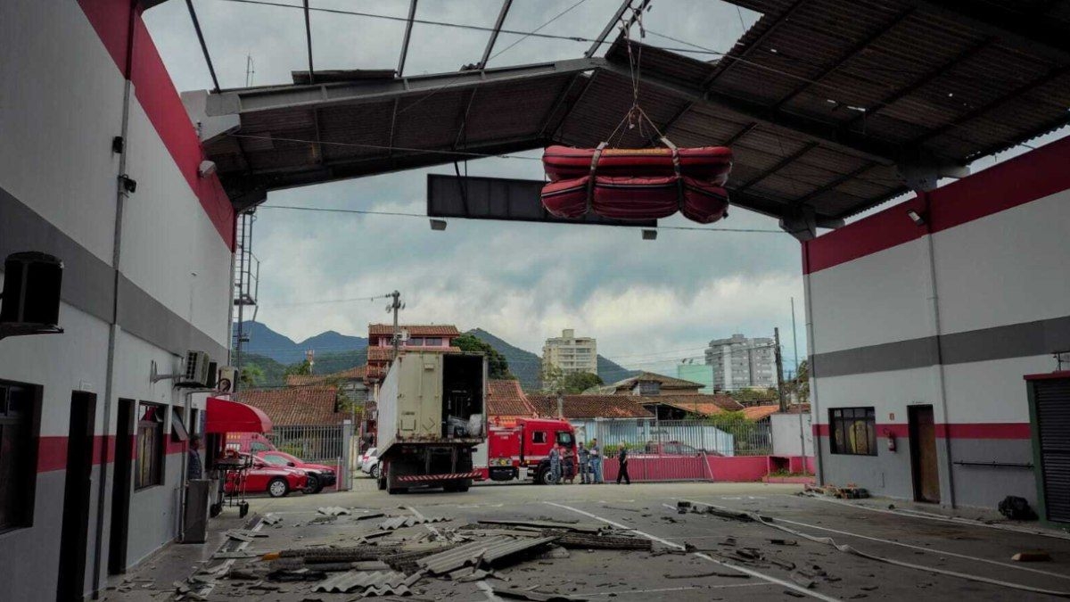 Ventania atinge quartel dos bombeiros no litoral de São Paulo
