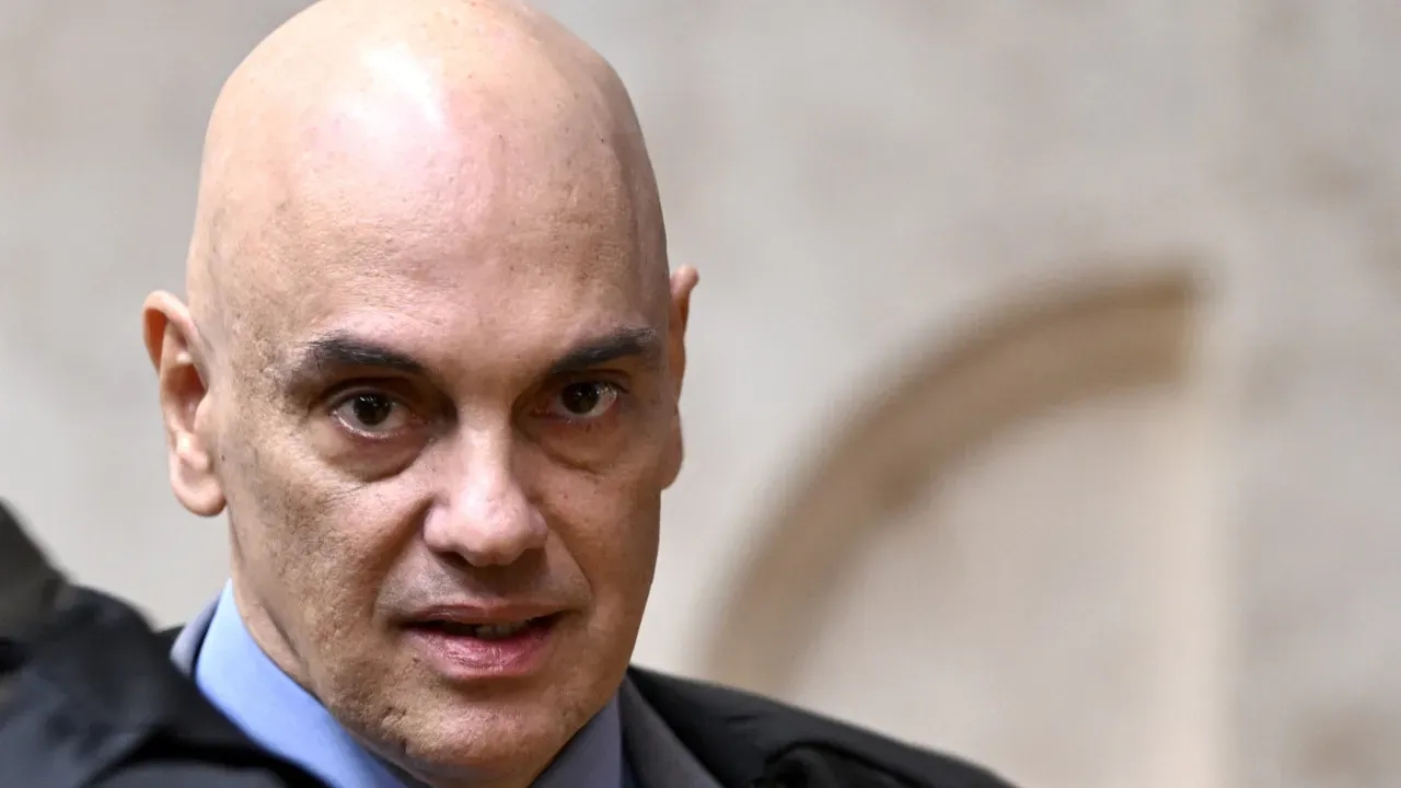 Moraes nega pedido de tornozeleira e bens de Cid