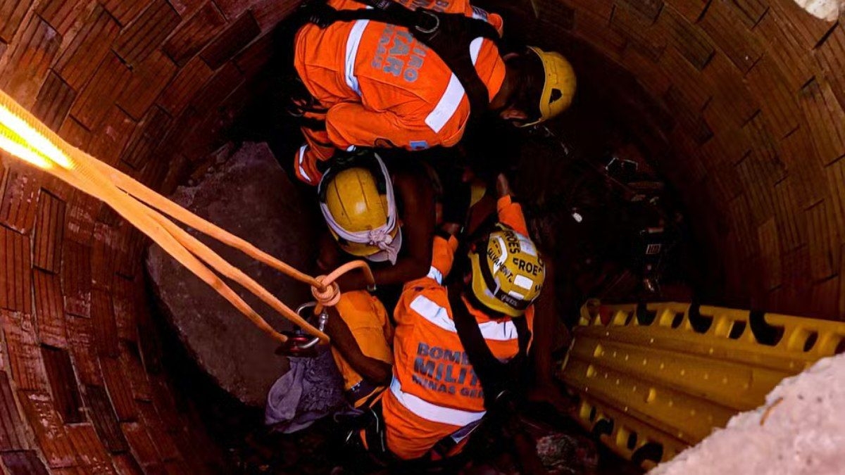 Idosa é resgatada após queda em fossa de 4 metros