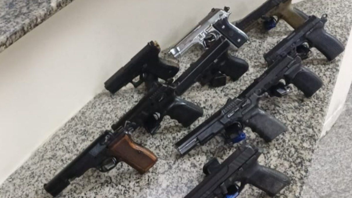PRF apreende pistolas ocultas em moto na Via Dutra