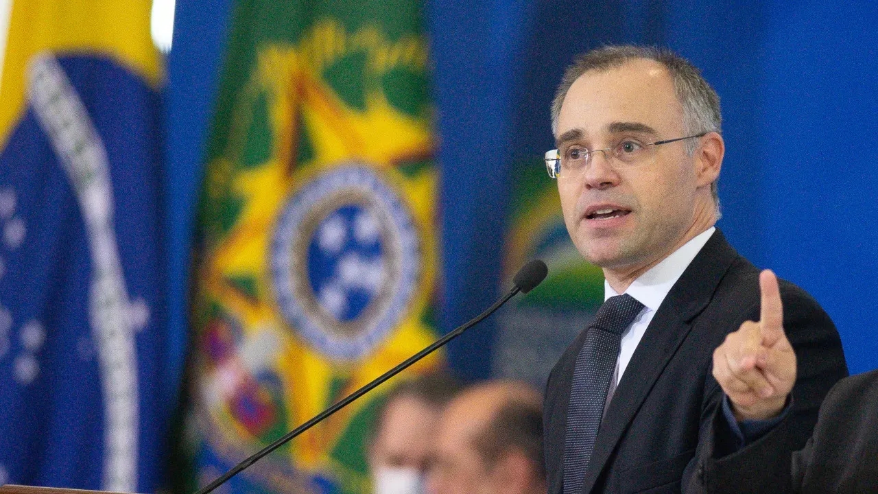 André Mendonça propõe revisão do papel do STF em julgamentos