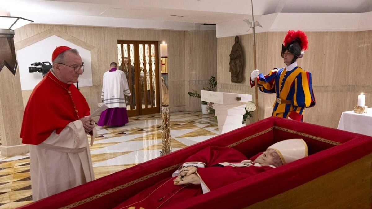Vaticano revela imagens de Papa Francisco em caixão aberto