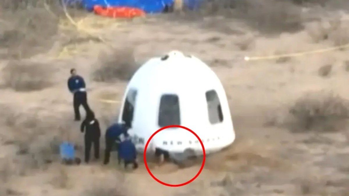 Jeff Bezos cai ao receber noiva após voo espacial