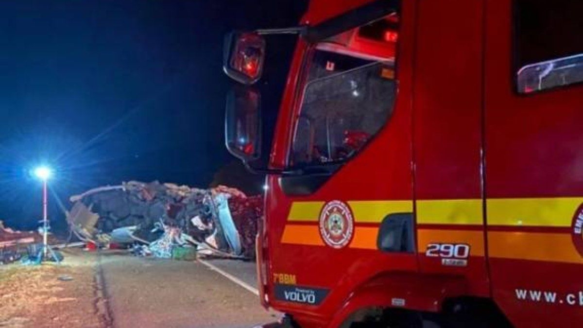 Acidente entre caminhão e micro-ônibus no RS deixa 5 mortos