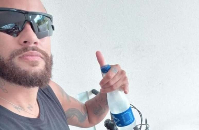 Neymar posta fotos 'fitness' após críticas ao seu físico