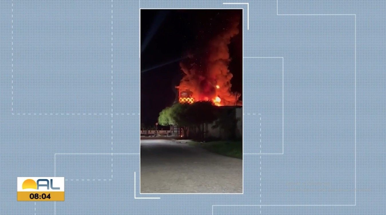 Incêndio em borracharia resgata três pessoas em Penedo