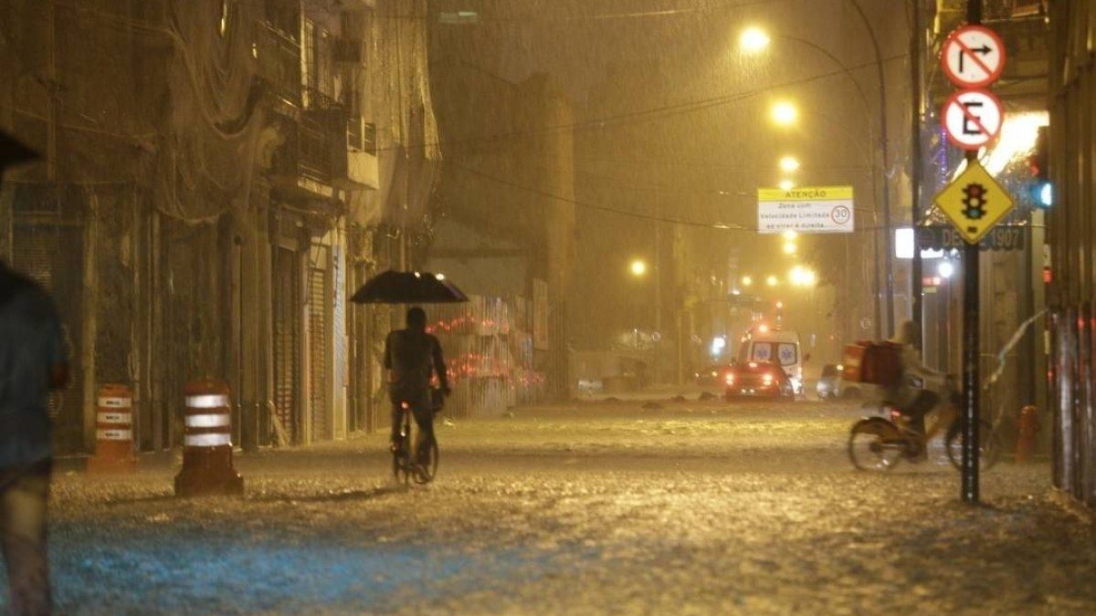 Frente fria traz chuva e frio para todo o país