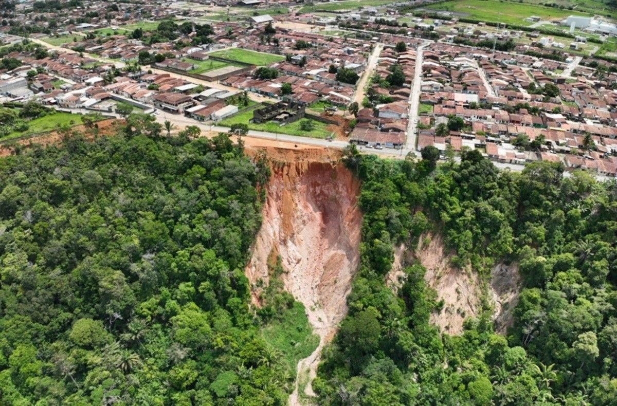 Erosão ameaça casas em Rio Largo com avanço alarmante