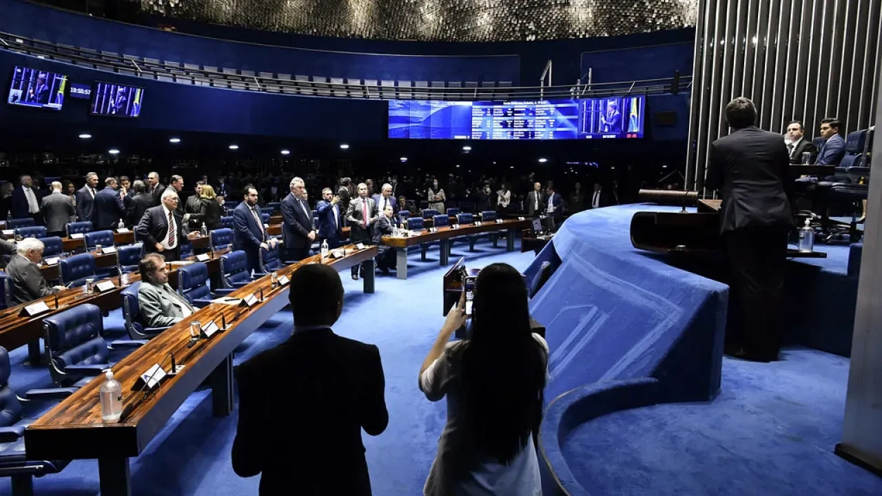 Lula enfrenta novos desafios no Congresso após crise do IOF