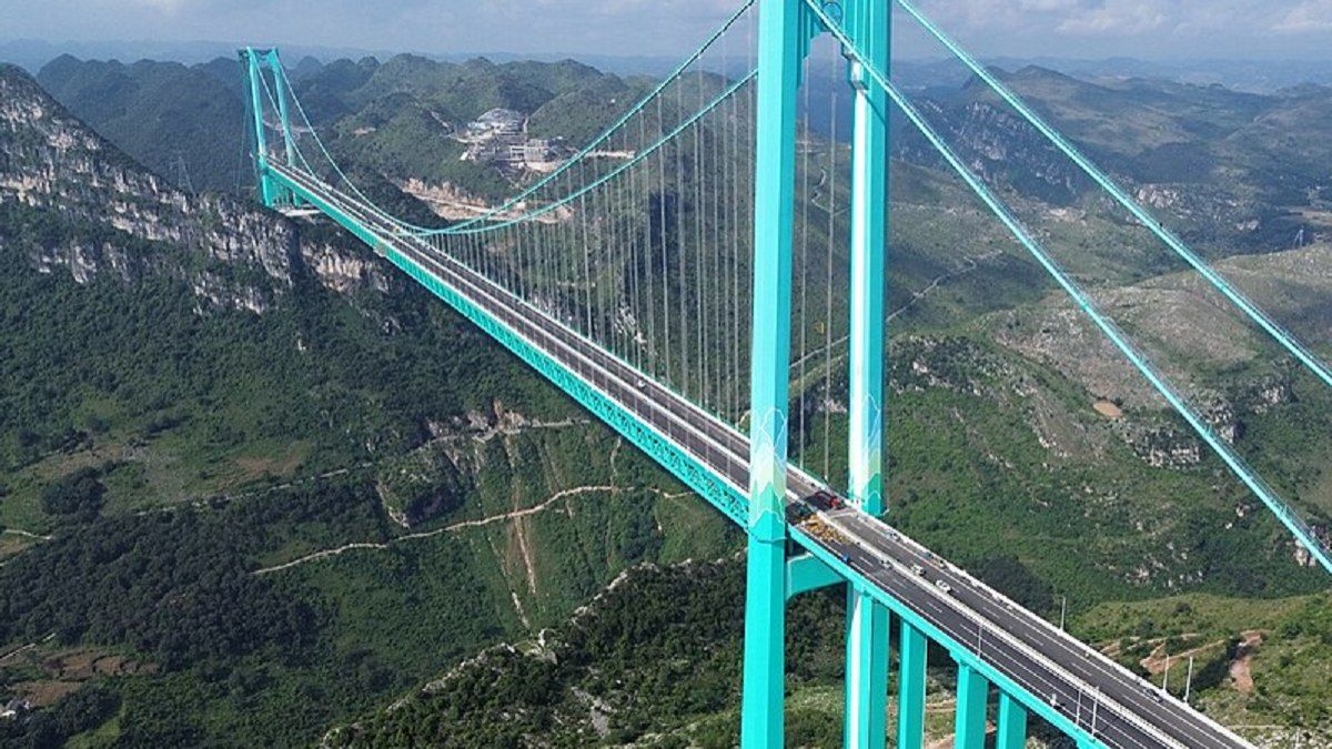 Ponte mais alta do mundo é inaugurada na China
