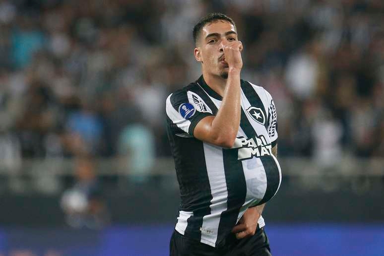 Botafogo renova contrato de Hugo até 2026