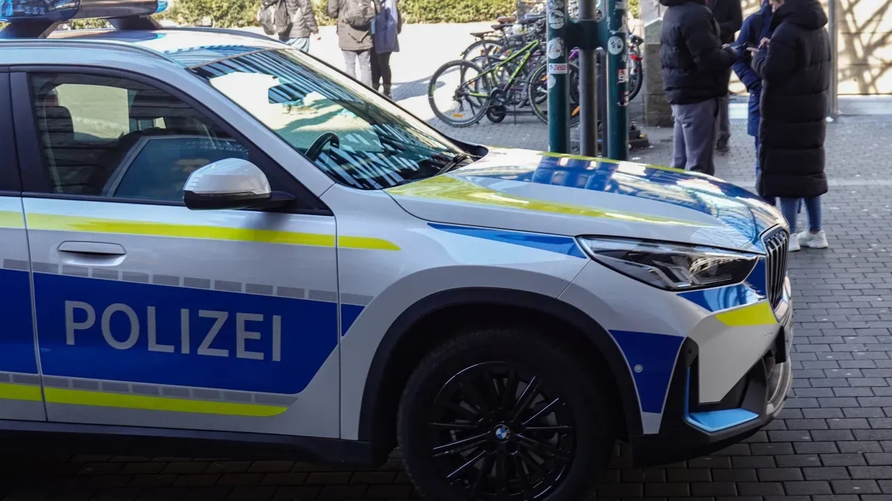 Carro avança contra multidão em Mannheim na Alemanha