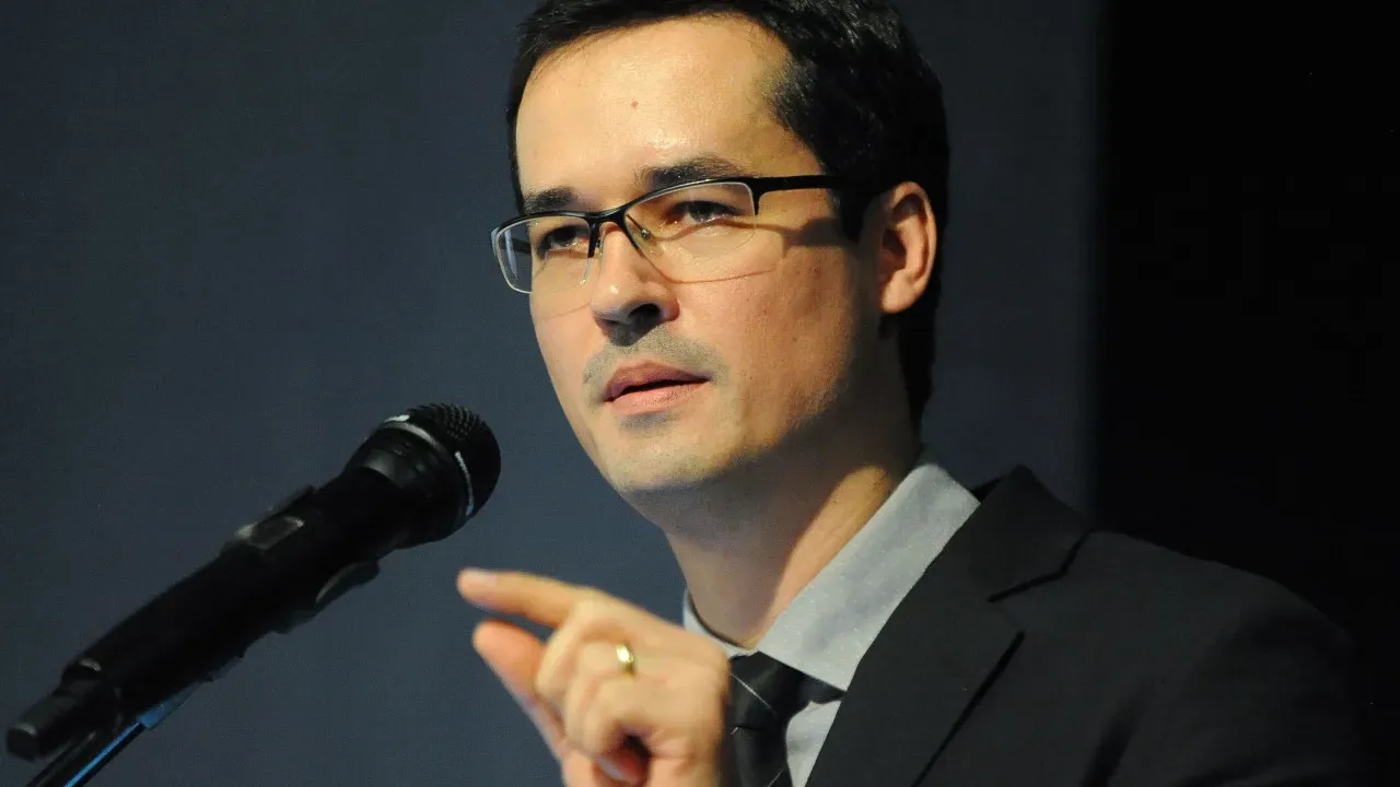 Justiça determina prazo para Deltan indenizar Lula por PowerPoint