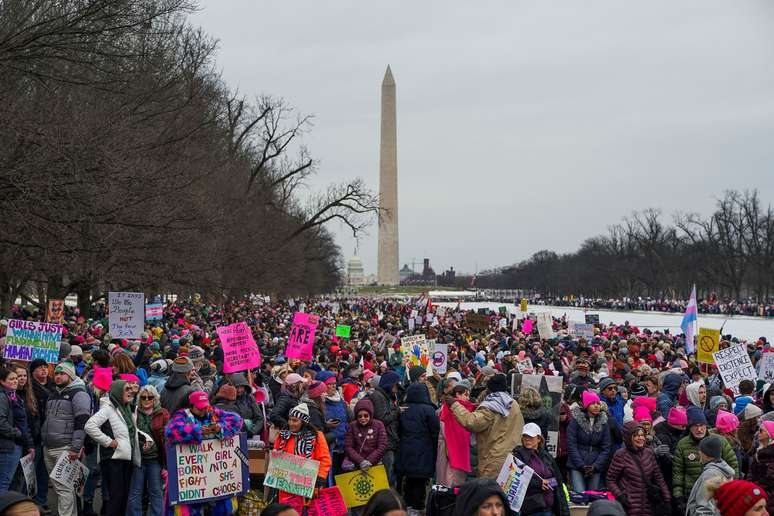 Milhares de pessoas se reúnem em Washington para se manifestar contra posse de Trump