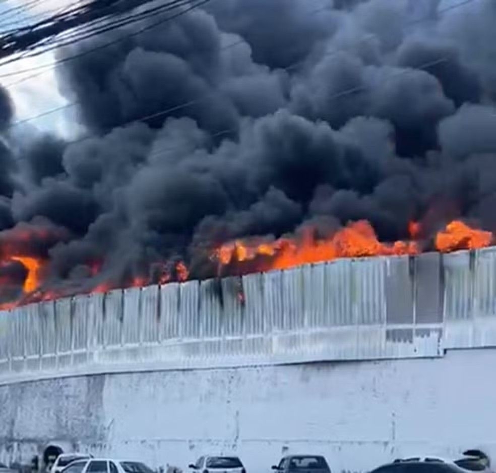 Incêndio na fábrica de Ultraplast em Alagoas