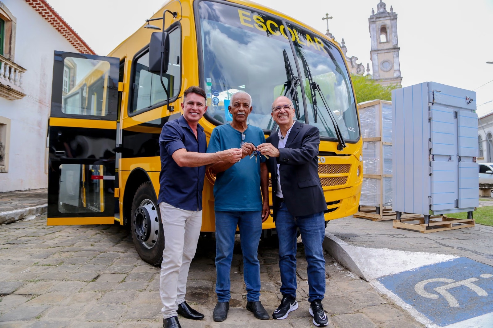 Penedo investe em educação com novos ônibus e refrigeradores