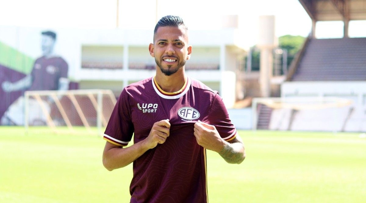 CRB Fecha Contratação de Lateral-Direito Weverton