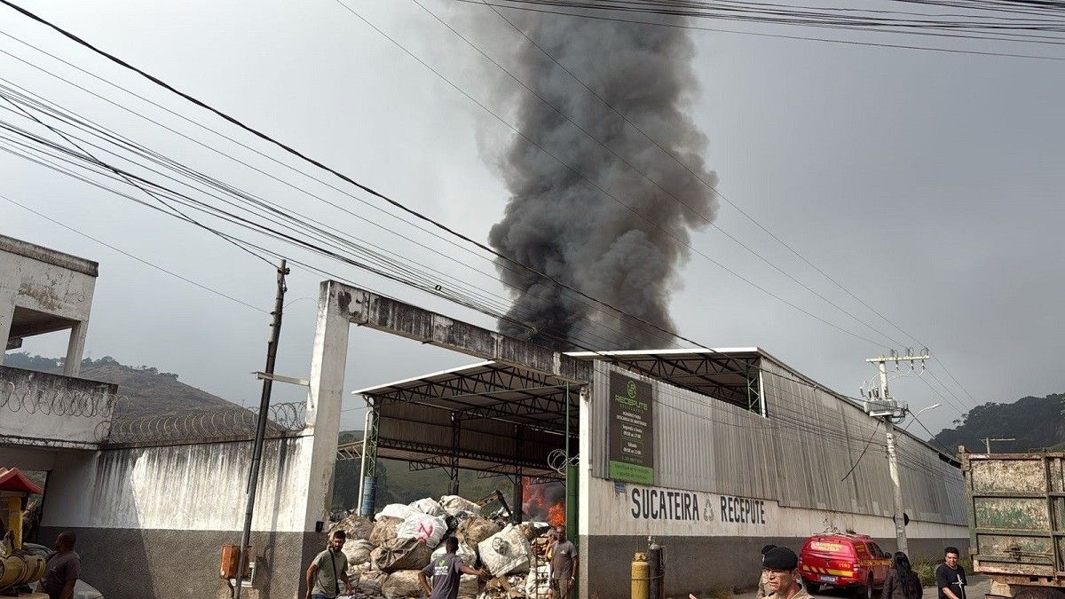 Incêndio atinge depósito de recicláveis em Juiz de Fora
