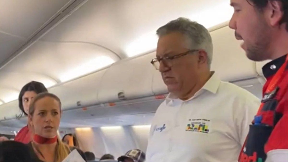 Ministro Padilha socorre mulher com hipoglicemia em voo