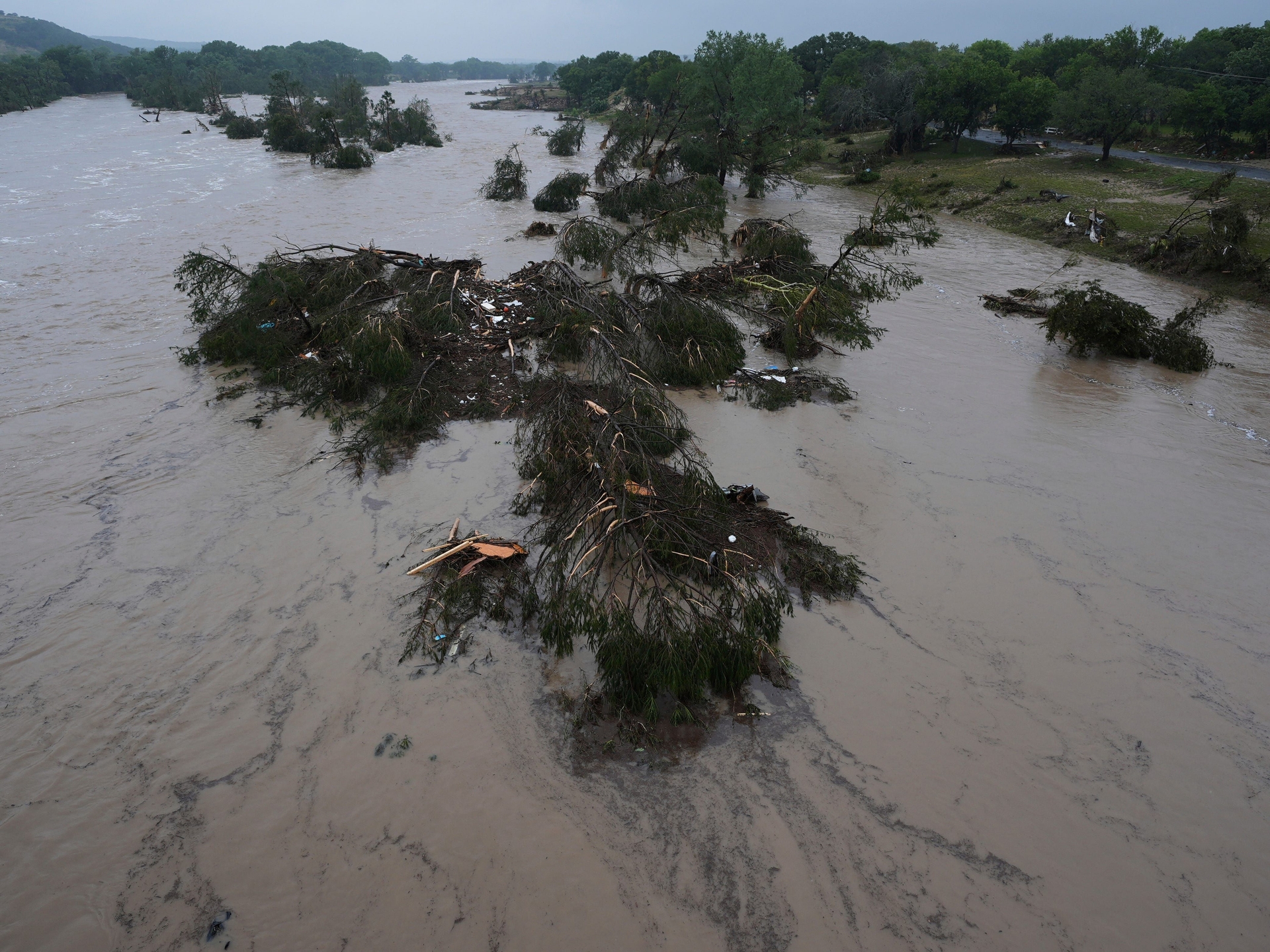 Tragédia no Texas Após Chuvas Intensificadas e Enchentes